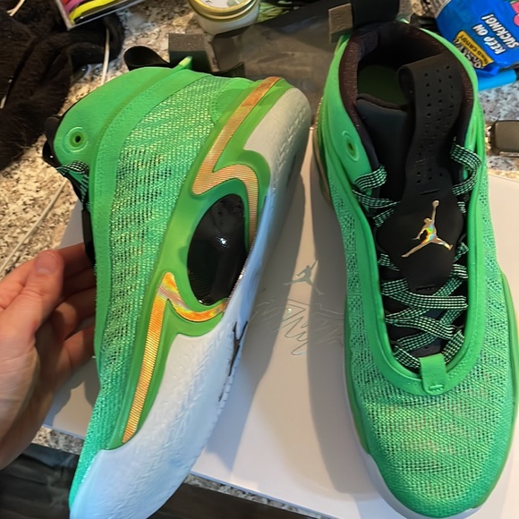 JORDAN 36GREEN SPARK/METALLIC GOLD 10.5 sneaker is gorgeous - box best box ever - Picture 4 of 5
